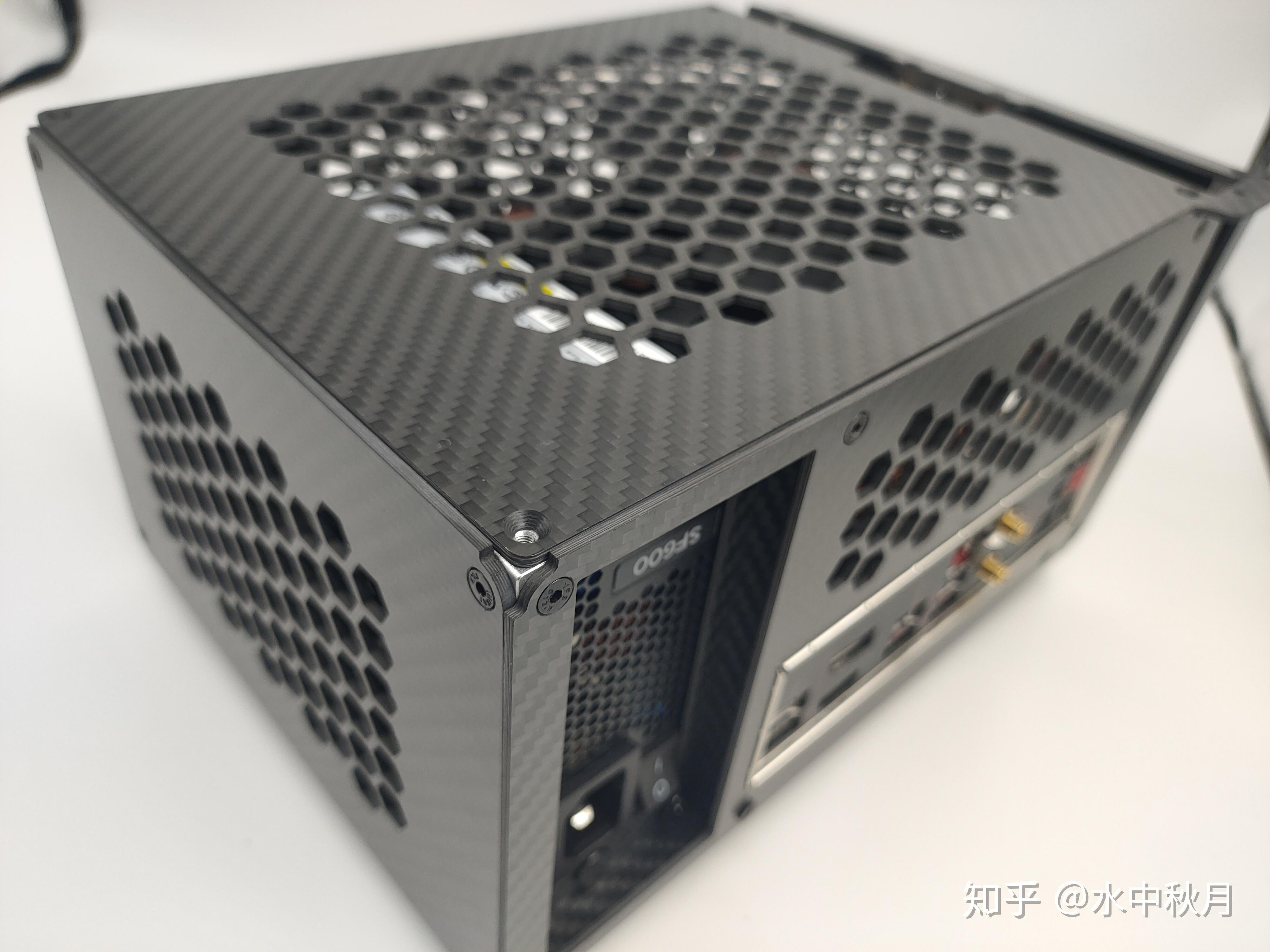 圆梦机伊噜咔ylk01半开放式itx机箱碳纤维版本首发背包机箱探索的杰作