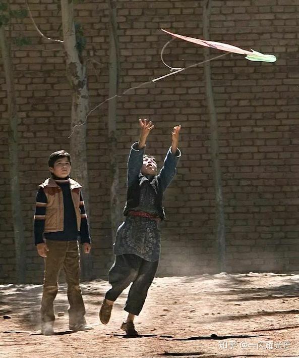 简介: 卡勒德·胡赛尼(khaled hosseini),1965年生于阿富汗喀布尔市