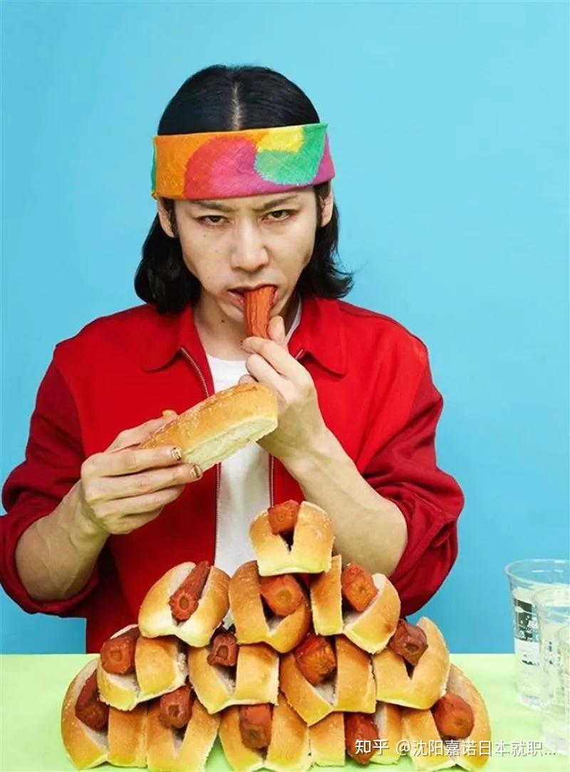 小林尊曾在美国纽约的国际吃热狗大赛中连夺6届冠军如今的他身材