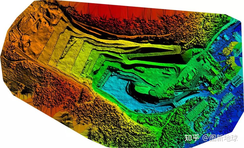 数字表面模型(digital surface model)是指包含了地表建筑物,桥梁和