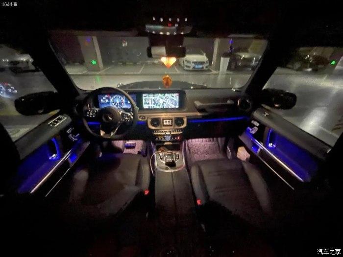 停在车库里慢慢欣赏下,奔驰的氛围灯真的是很棒,手机拍不出来呀~~手抖