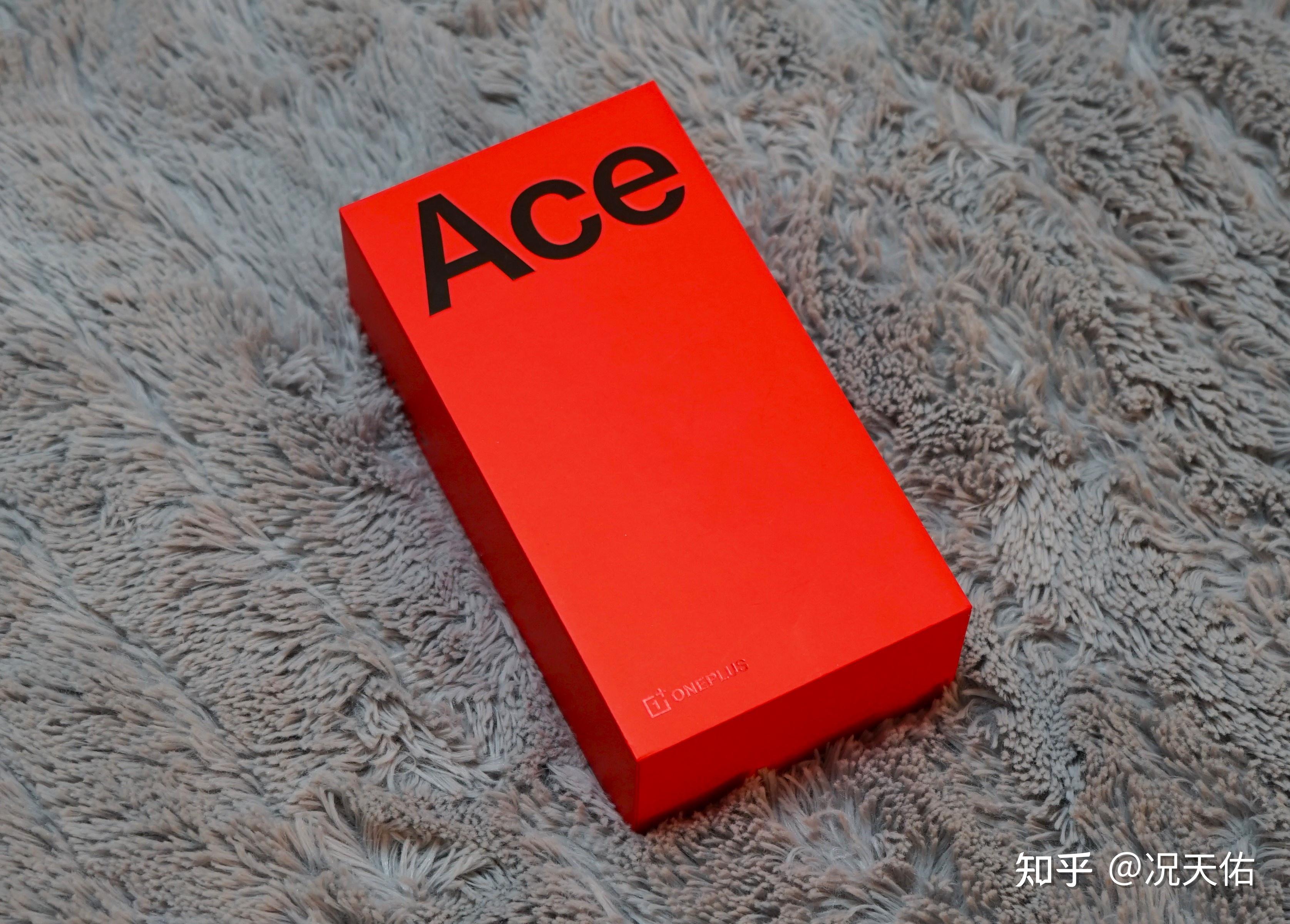 包装盒正面是ace系列字样,而侧边则标注了具体的手机型号一加 ace 2