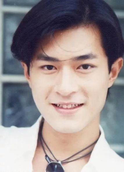 三七分发型每个男人都会去尝试,而浓厚的发质就是造型的基础,古天乐