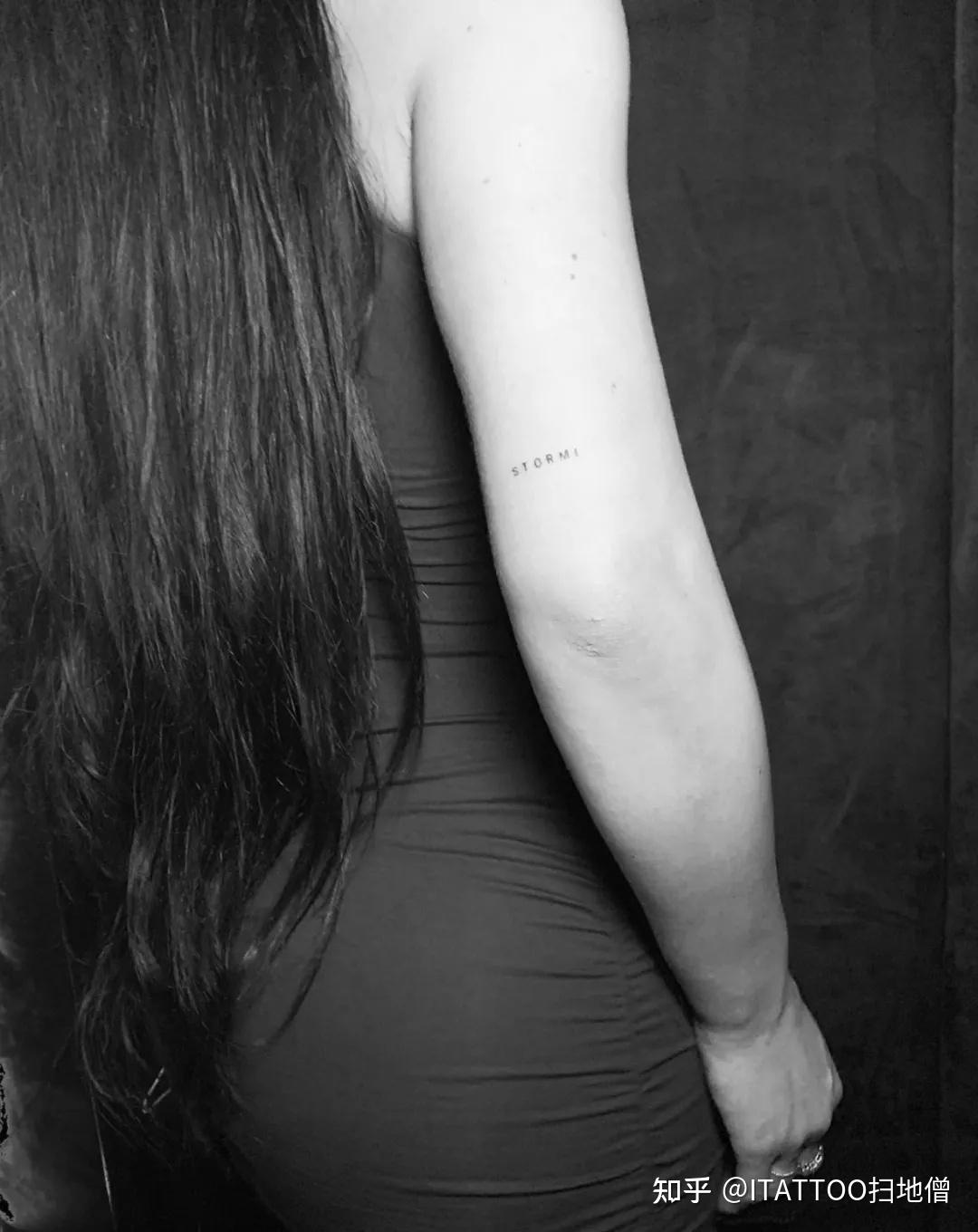 在女儿的爸爸travis scott的 28 岁生日派对上, kylie将女儿的名字"