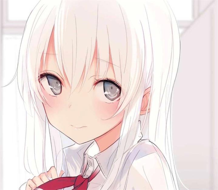 八云白就是漫画名中的"幽灵女孩"了,只有灰人看得见她,相貌和黑叶完全