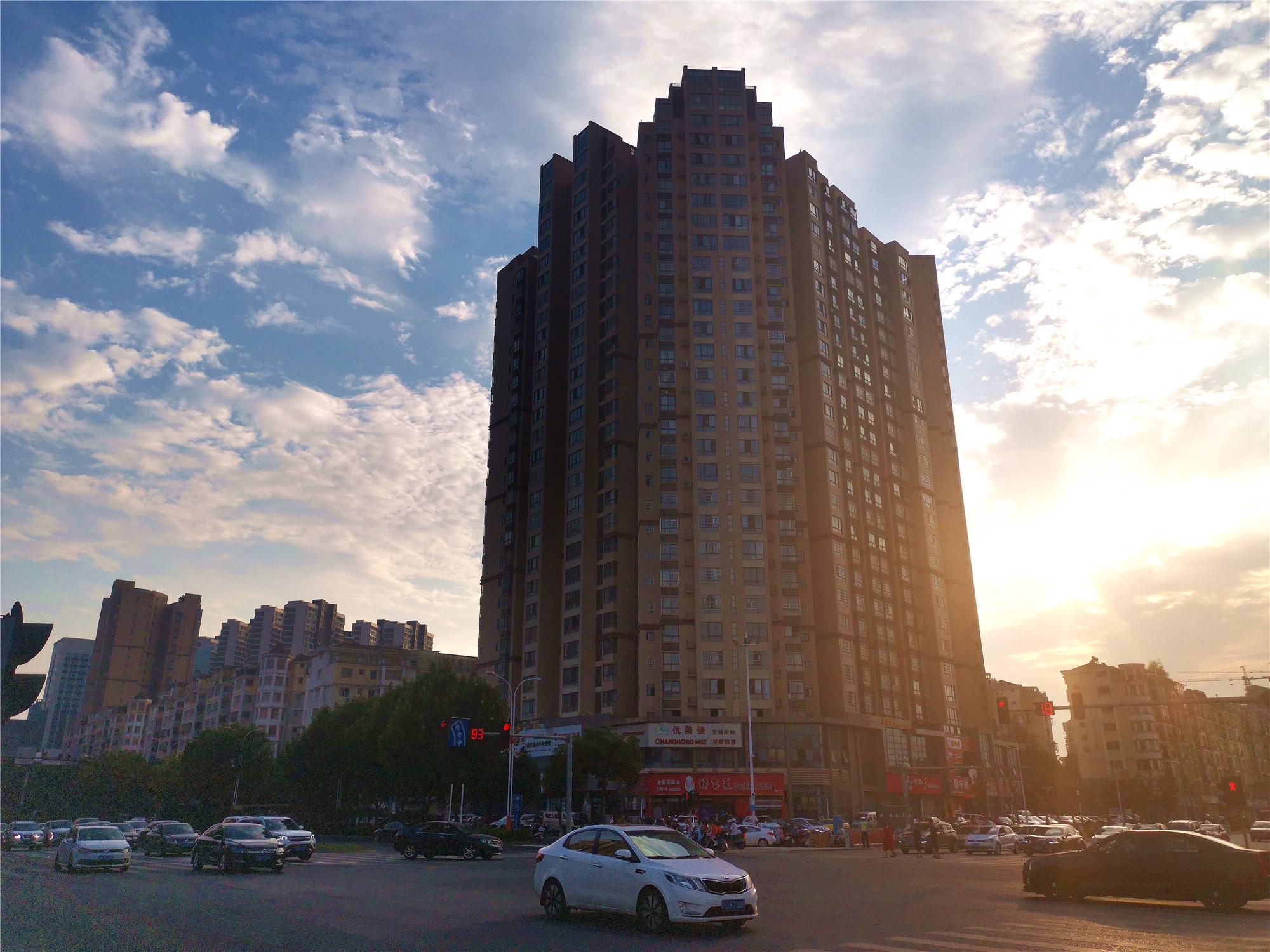 吉安视觉夕阳下的城区街景多姿多彩