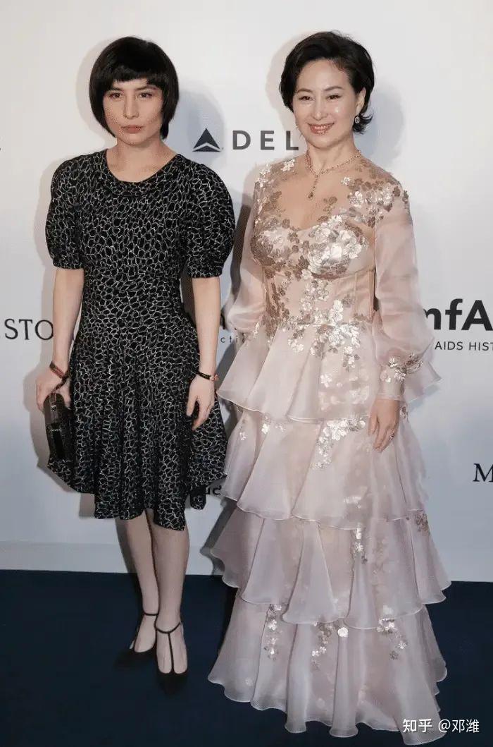 赌王家聚会何超琼站c位何超仪花式夸姐长公主vs叛逆千金有何不同