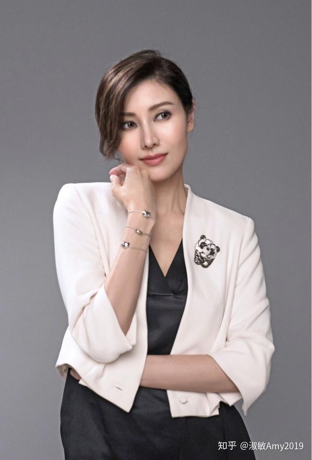 李嘉欣身穿黑色连衣裙现活动腰部镂空蕾丝好性感高马尾超减龄