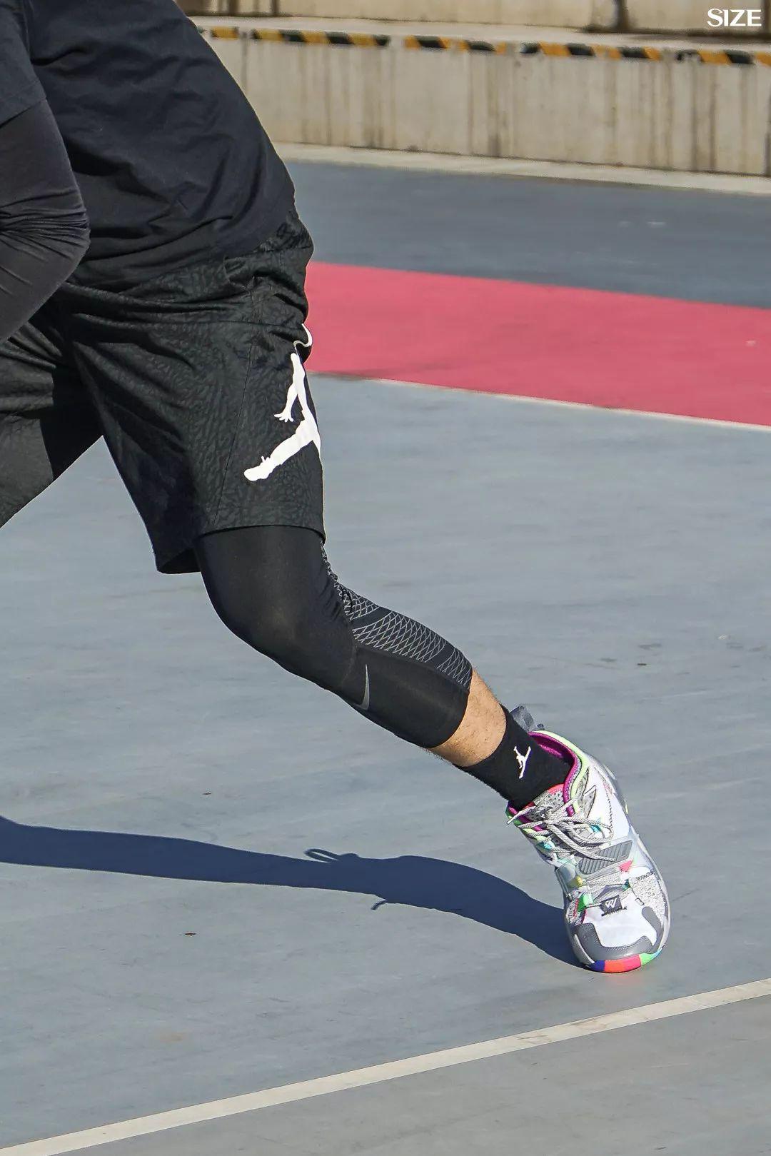 中足支撑表现稳定61 >该作最大的改动便在于中底tpu单元,由于tpu