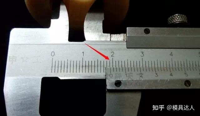 主尺的最小分度是1mm,游标尺上有10个小的等分刻度它们的总长等于9mm