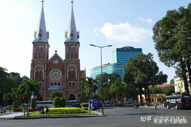 2014年,胡志明市城区设19个郡,5个县.