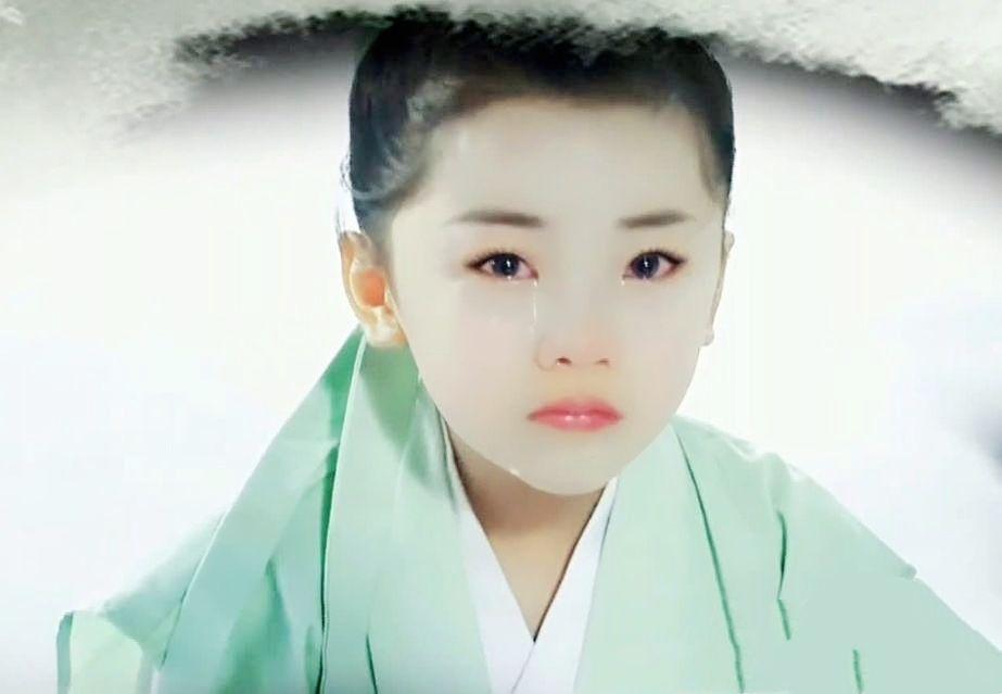 面若中秋之月,圆圆的.色如春晓之花,红红的.