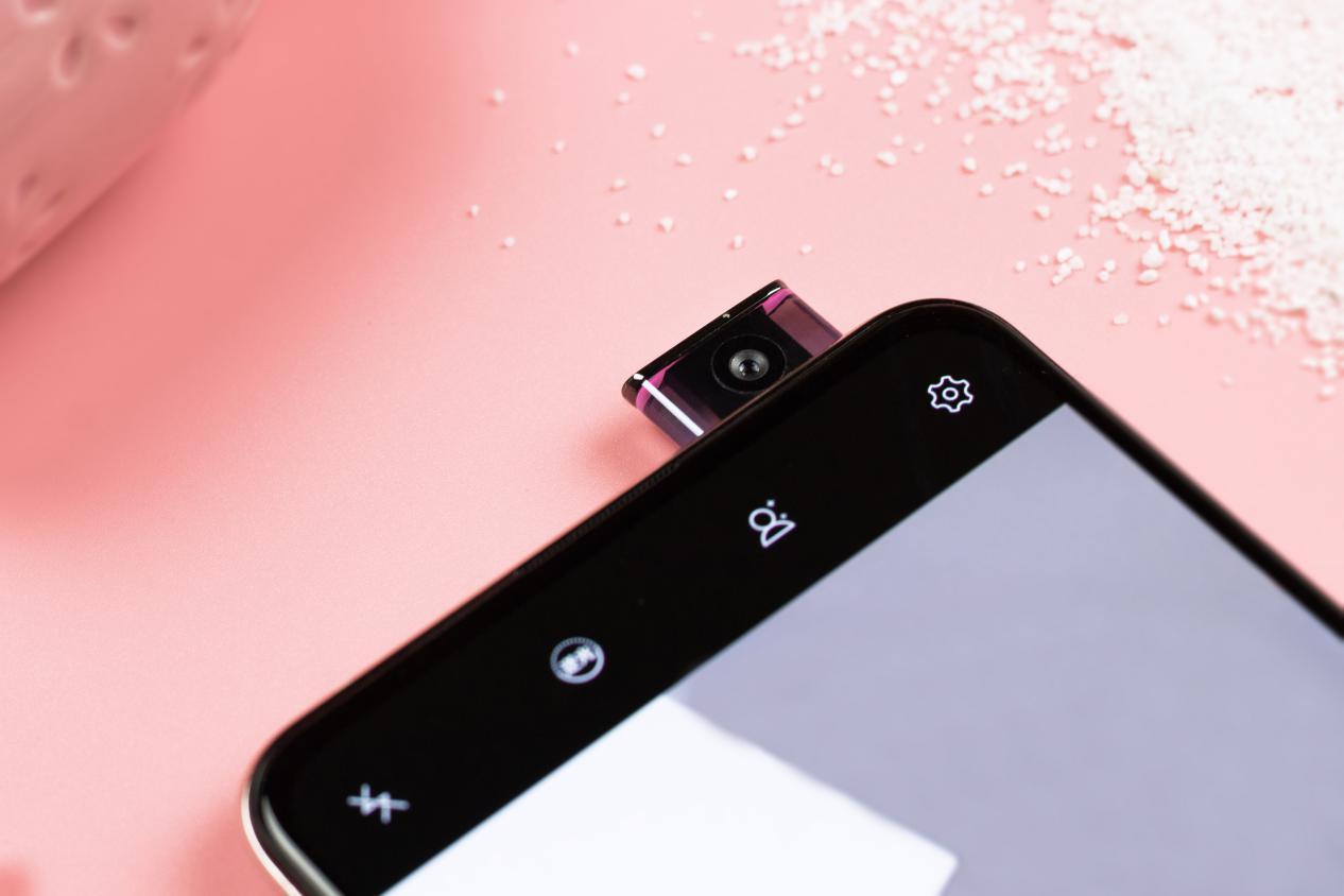 vivox27科技与美学的结合升降式摄像头是最大亮点