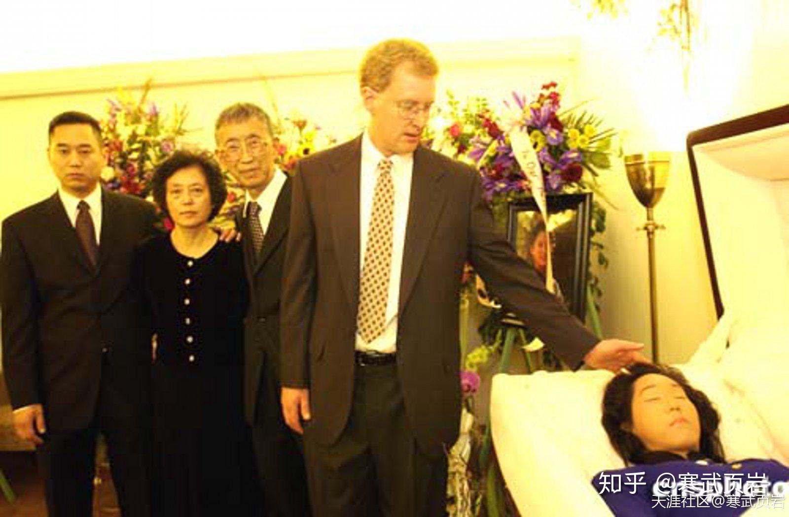 在iris的葬礼上告别发妻张纯如的丈夫布雷特·道格拉斯博士(电子工程