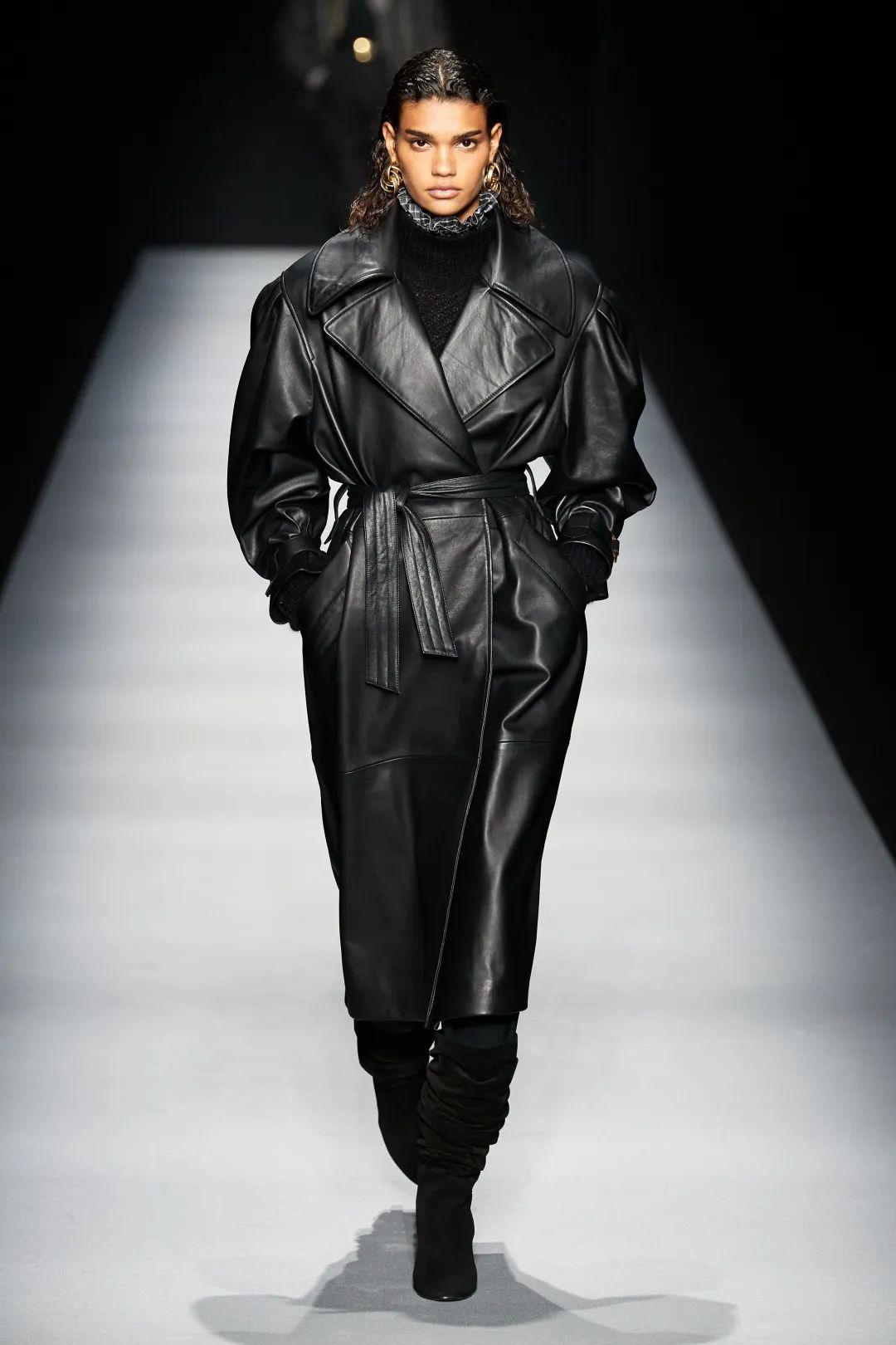 复古的棕色皮质夹克作为开场为整个秀场奠定了复古的基调,方领铆钉