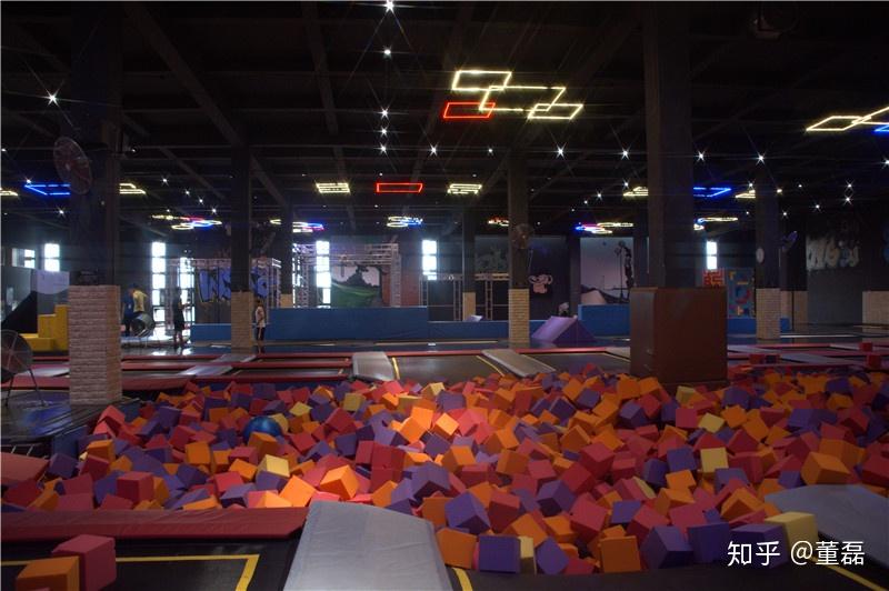 世界冠军刘麒鹏(左)小飞侠集团董事长(吴贯武)蹦床公园行业标准证书