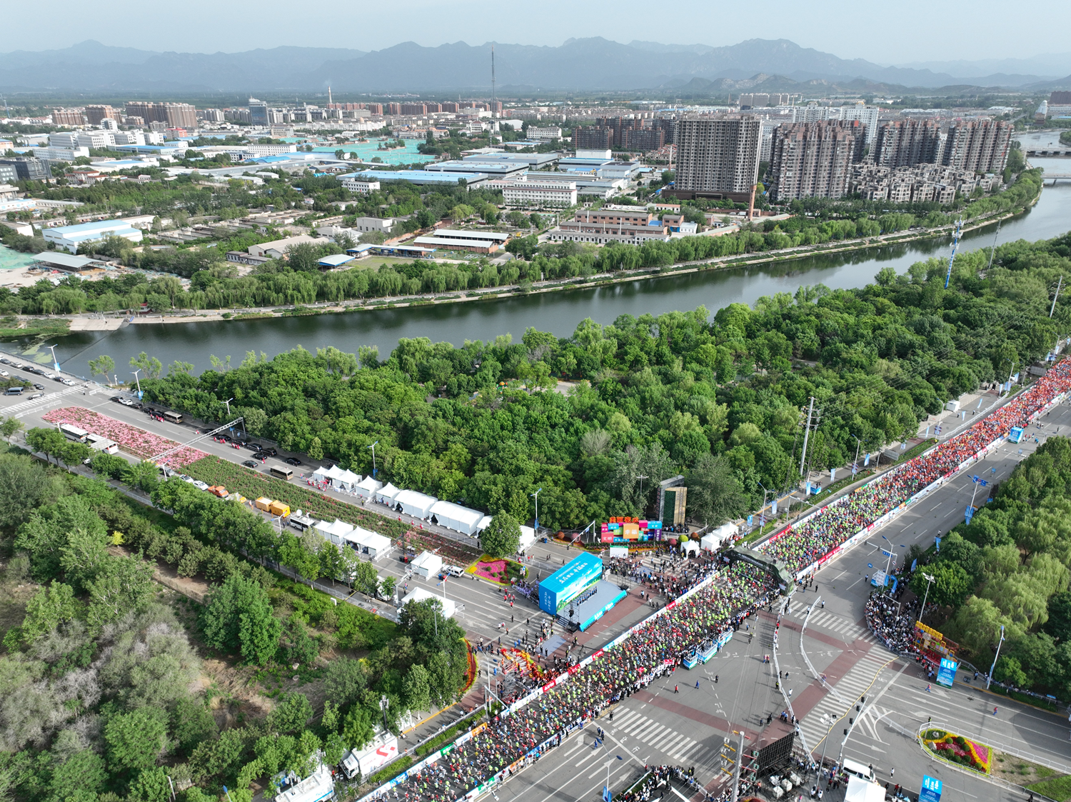 华夏银行2023密云生态马拉松鸣枪开赛:全马男子,女子分别打破赛会纪录