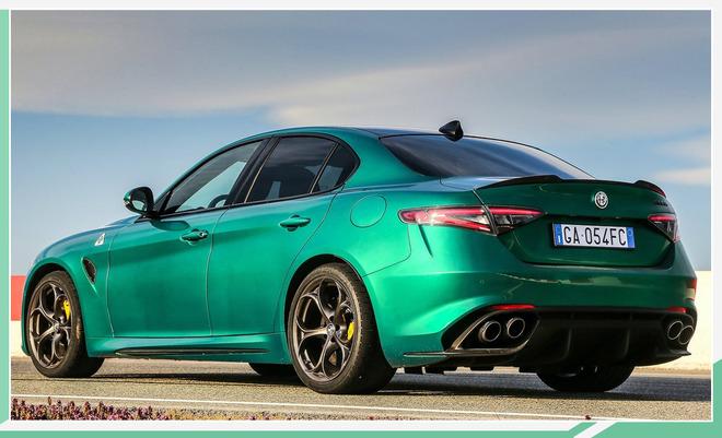 内饰科技感爆棚曝新款giulia四叶草版官图