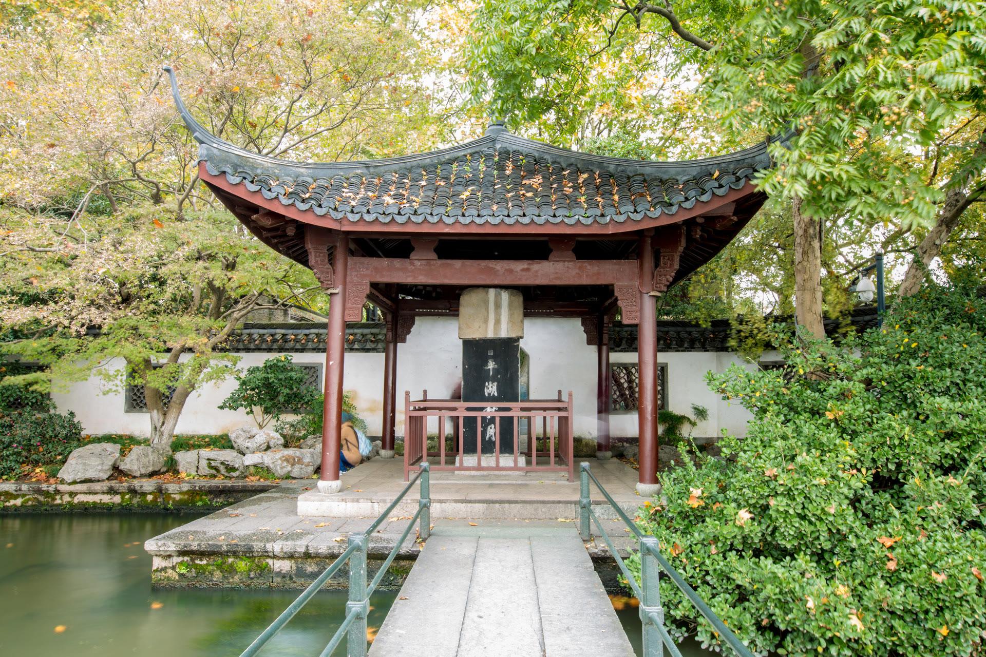 岳飞墓●岳飞墓位于西湖畔栖霞岭下,与岳庙为邻.