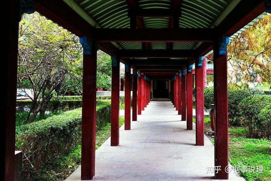 江宁(今南京)小仓山人,清代著名学者,文学家,字子才,号简斋,随园老人