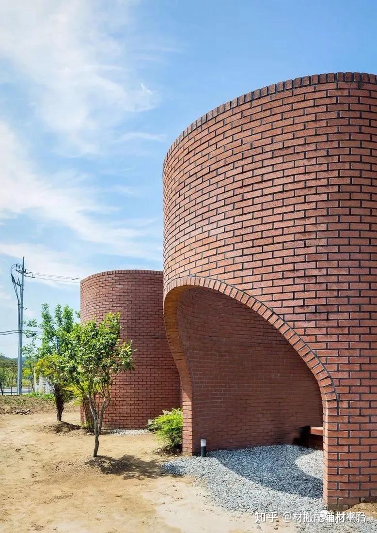 砌一面墙?垒一个台子?这些都太普通了.但你见过的红砖是如何使用的呢?