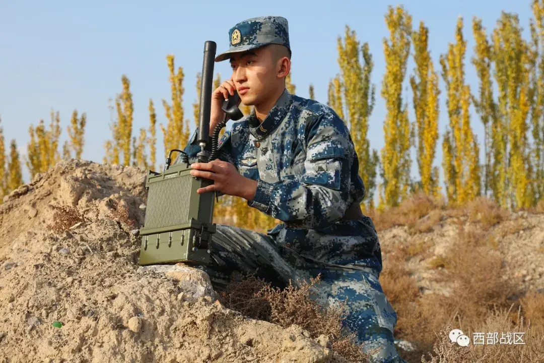 耳机传出的滴答音混杂着干扰声刺激着报务兵的耳膜受考官兵们聚集会神