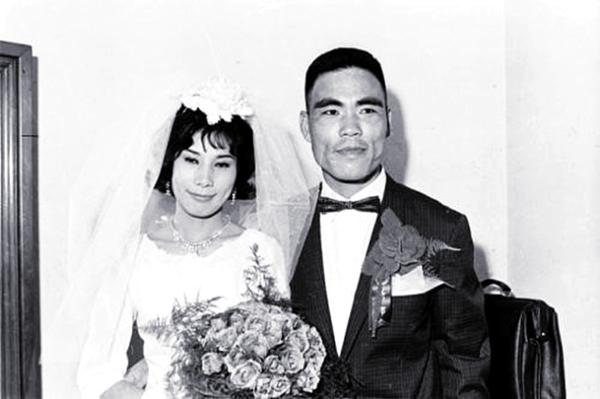 大陆飞行员叛逃到台湾奖励黄金 配个美女当老婆 为何以离婚告终 全网搜