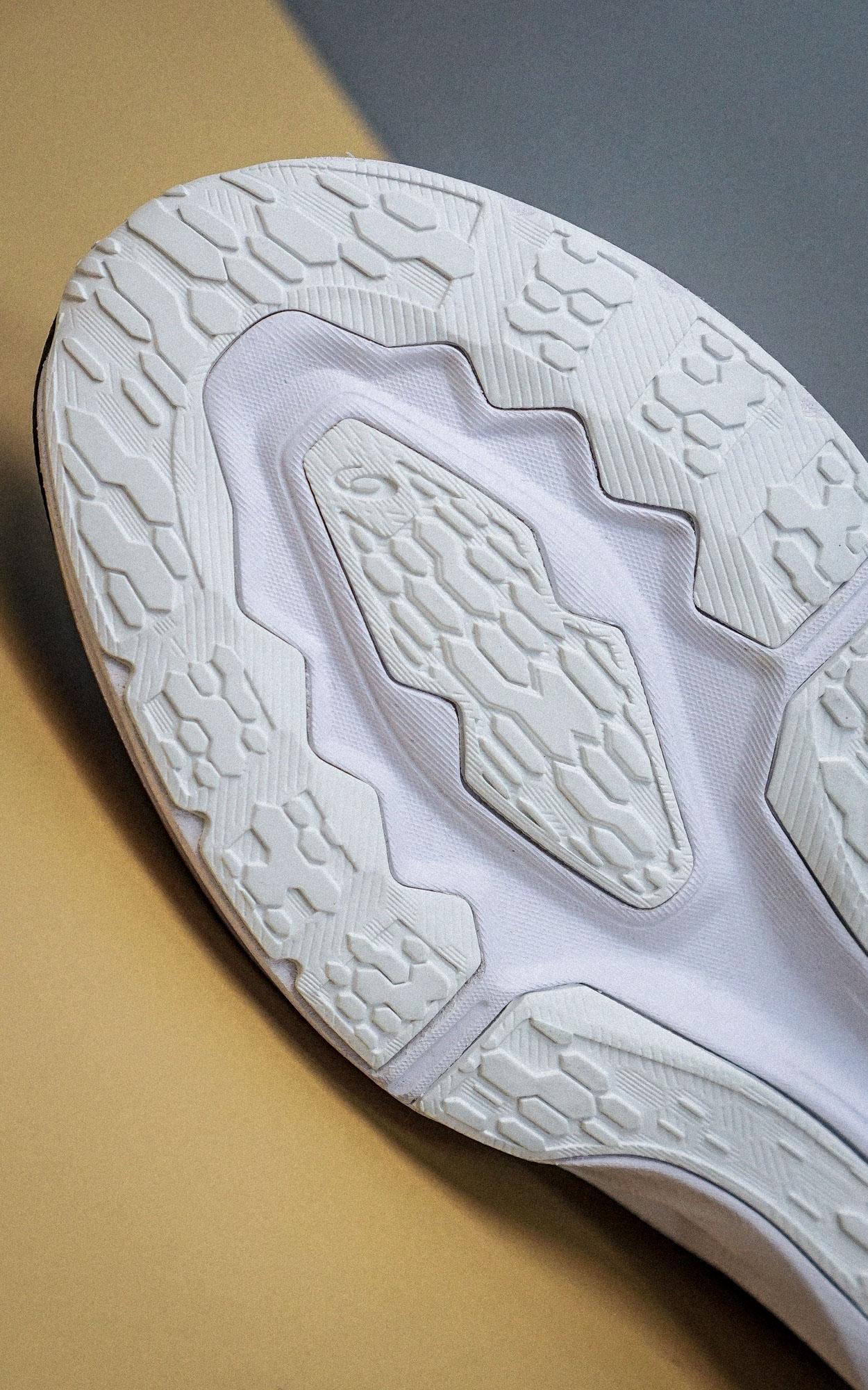 asics亚瑟士研究所一鞋一科技全新ffblast中底材质赋予