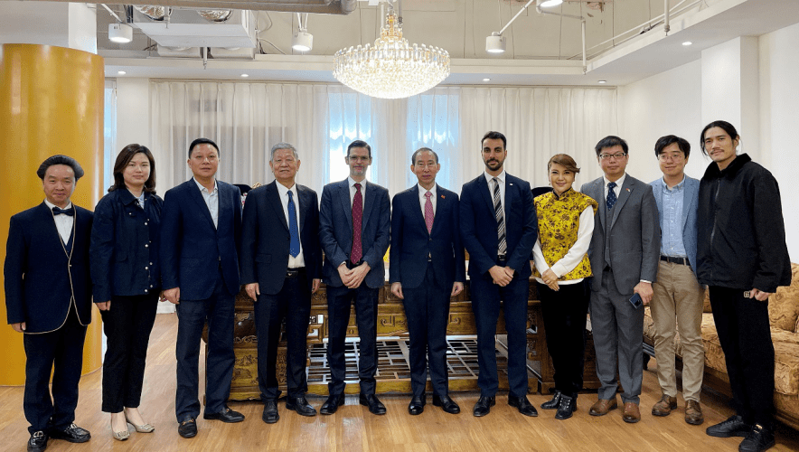 樊明雪,纪委书记江貌,著名歌手乌兰图雅,艺术家林家卫,陈旭等出席会谈