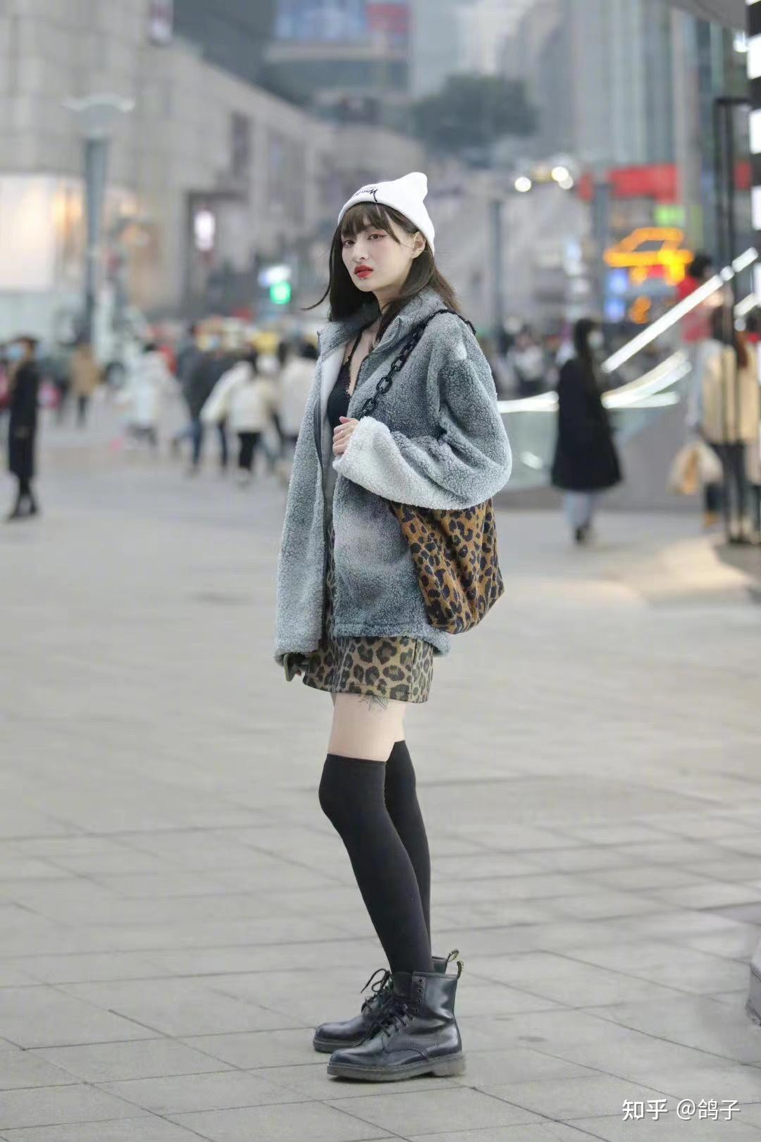 看街拍 学搭配:10组短款羊羔毛外套 保暖时髦又减龄