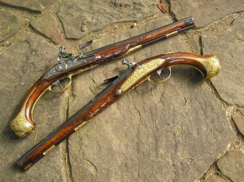 前膛枪时代流行过的火门枪,火绳枪,燧发枪,簧轮枪,击发枪等枪械,虽然