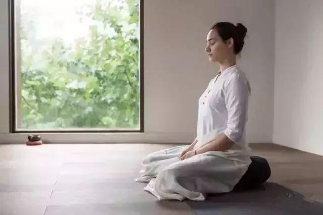 背的姿势 ·假如你可以,最好是盘腿坐,散盘,单盘或是双盘都行.