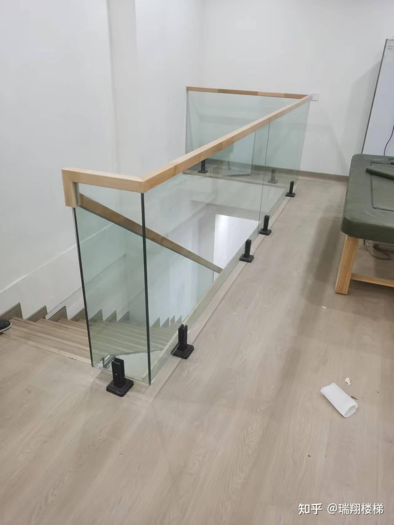 二楼楼梯出口处,都是平护栏,业主不想做钢槽了,所以直接采用玻璃专用