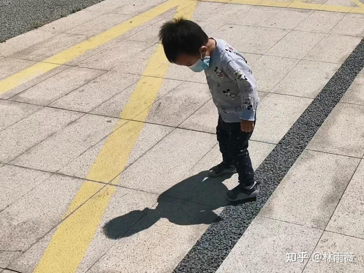 物理亲子游戏3踩影子20月龄