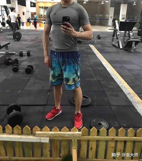 健身只练卧推有多悲剧看小伙的身材就明白了