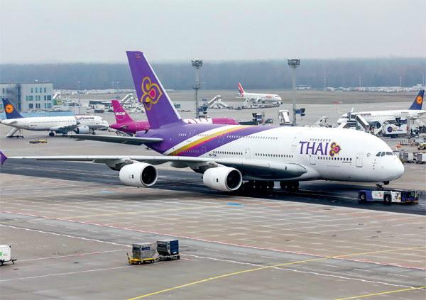 中国南方航空运营着 5 架 a380,图中这架当时在成都双流机场进行机场