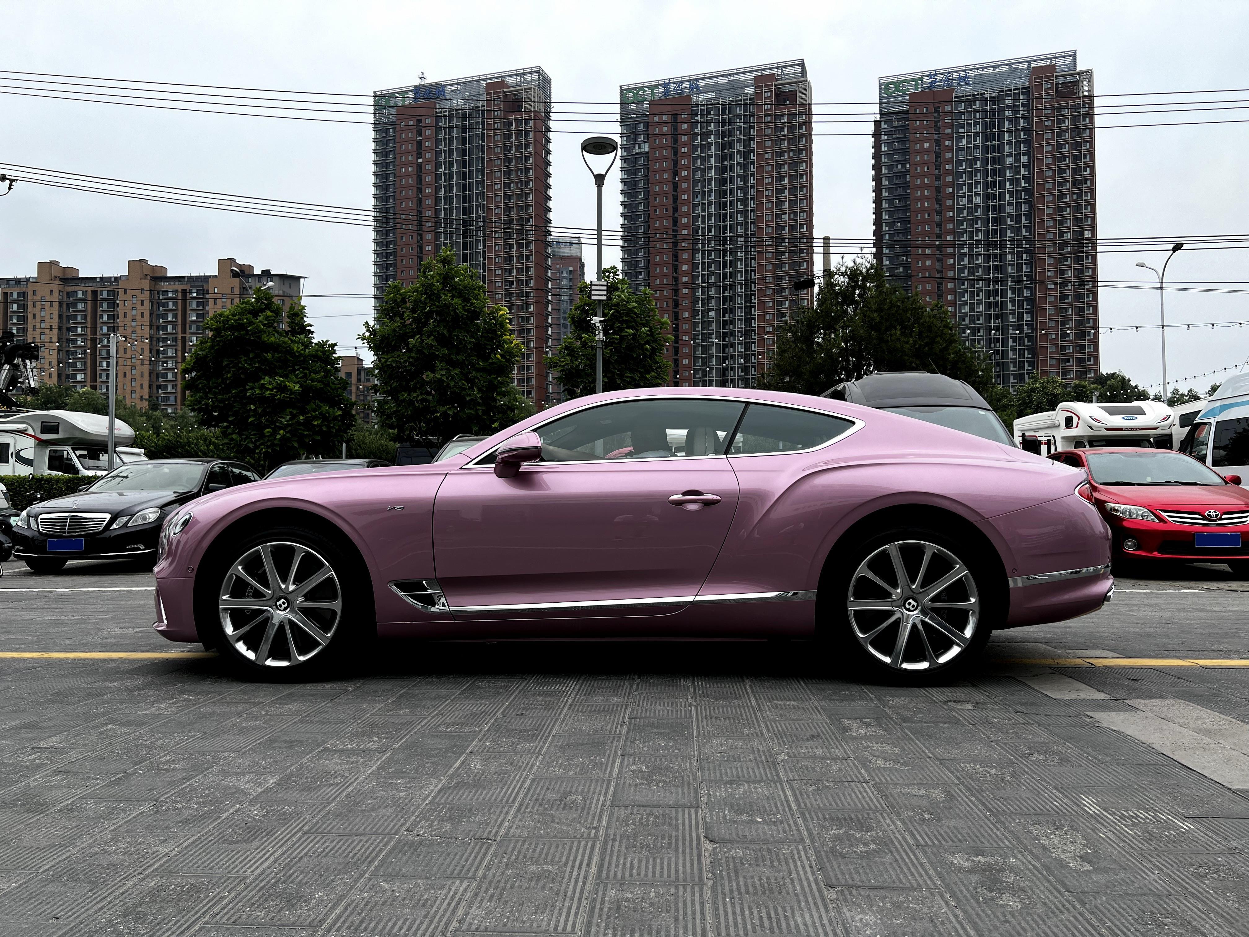 330多万拿下一台粉色宾利欧陆,gt跑车的颜值天花板,回头率超高!