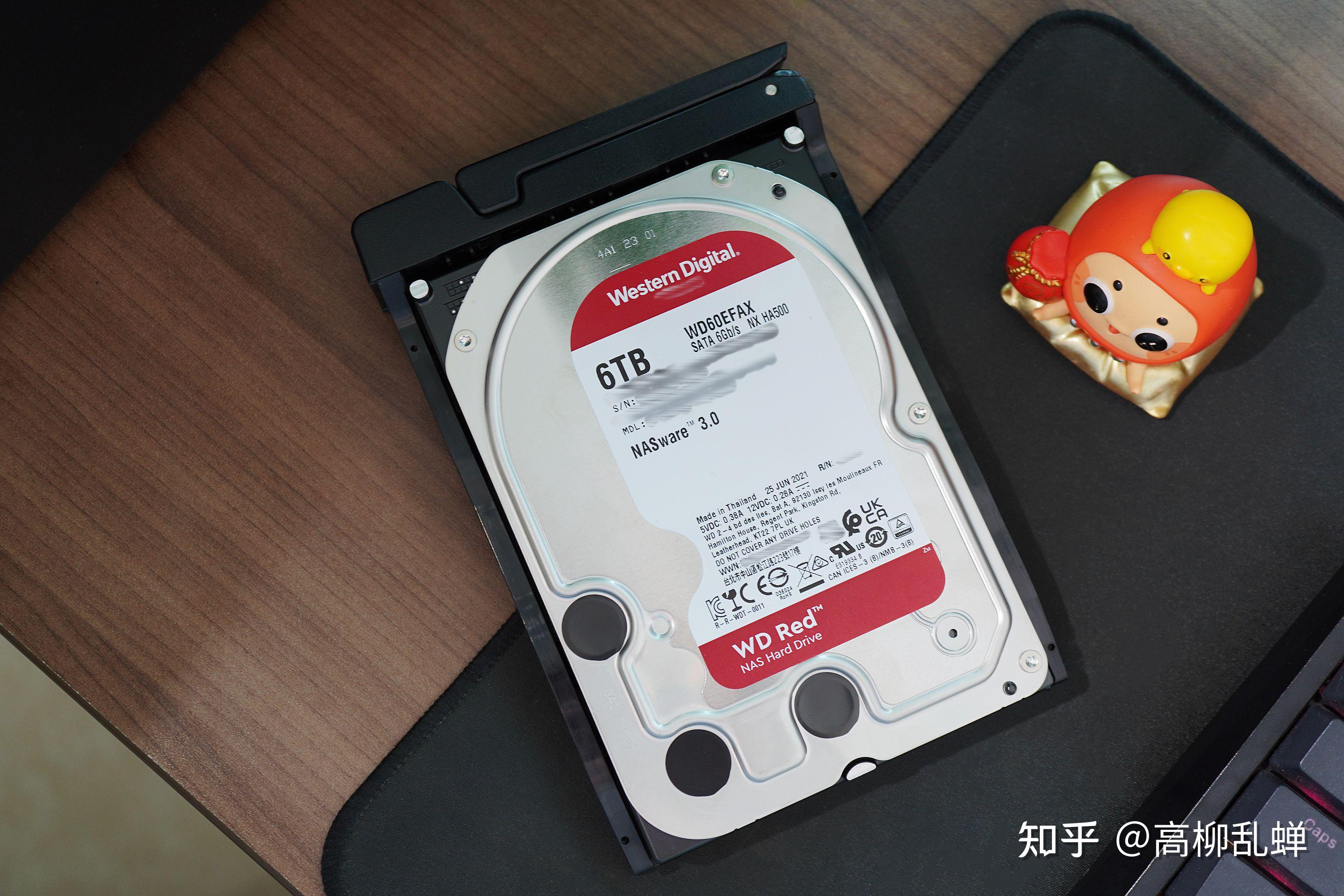 取出nas硬盘托架,看过去可以看到硬盘背板后的风扇.