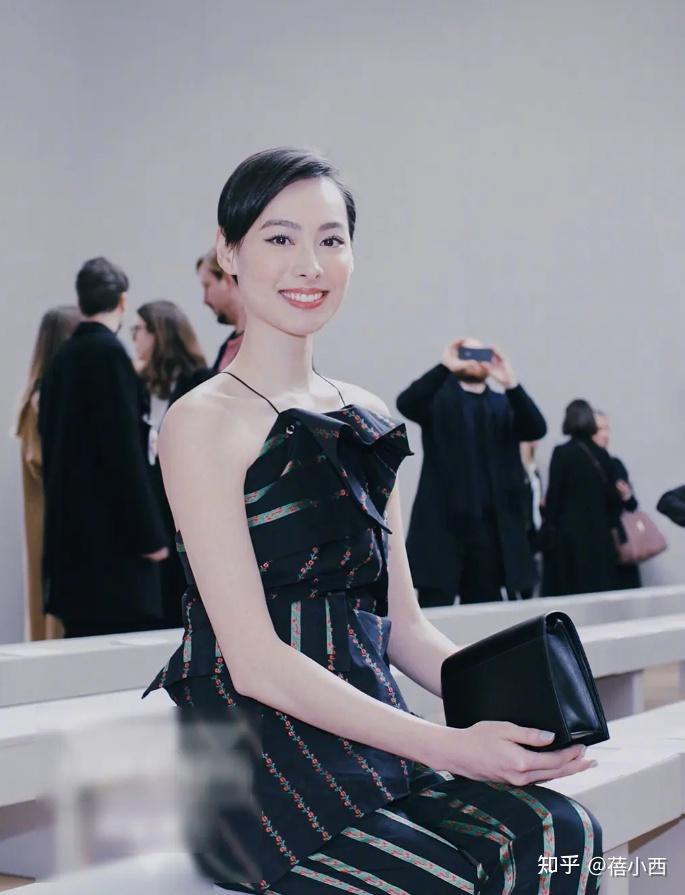 "梁洛施"骨相真高级!穿白西装搭配绿长裙优雅大气,好有贵气感 - 知乎