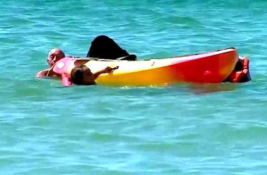 葡萄牙71岁总统海滩受访时发现翻船立即跳海救人 知乎