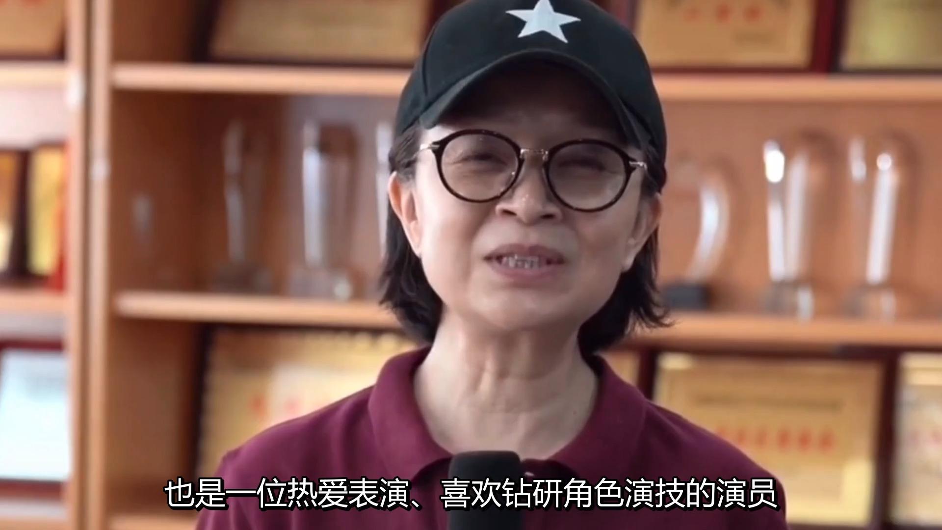 62岁杨立新一家近照,出道30年零绯闻,儿子竟是我们熟悉的他