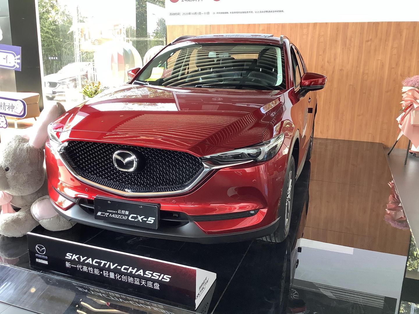 2020款马自达cx5到店实拍红色车身很大方配前排多层隔音玻璃