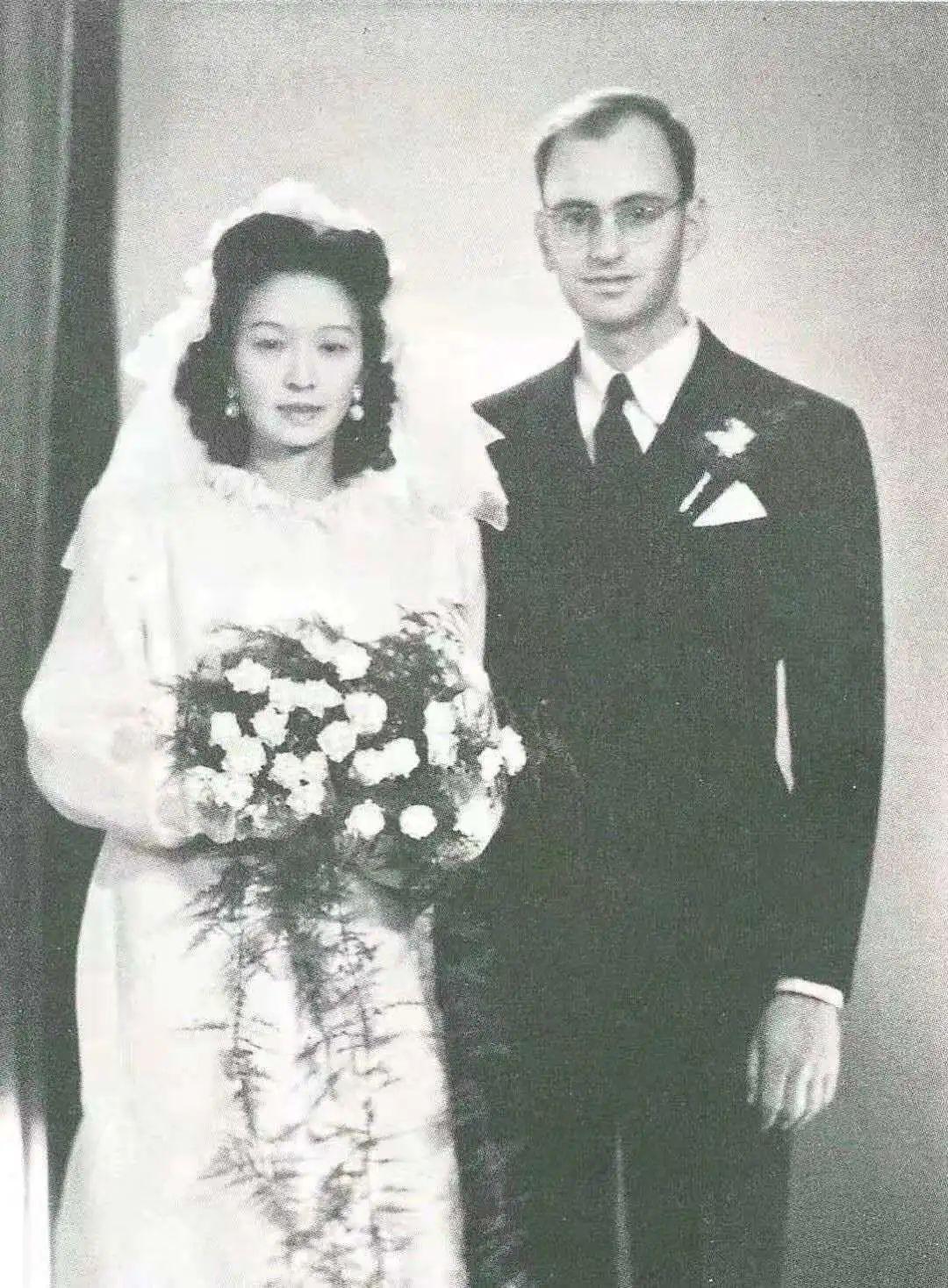 张充和辗转到达昆明,任职于教育部,同朱自清,沈从文等大家一同编撰