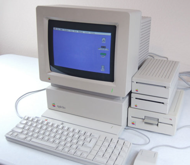 1986 年的 apple iigs 是第一台采用深盒外观的 apple 计算机并允许您