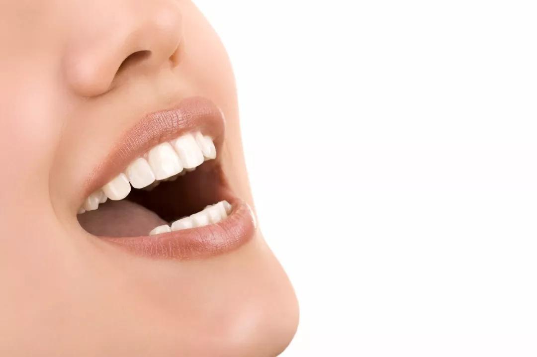 67将牙套矫治器全部安装于牙齿的舌侧面进行正畸治疗