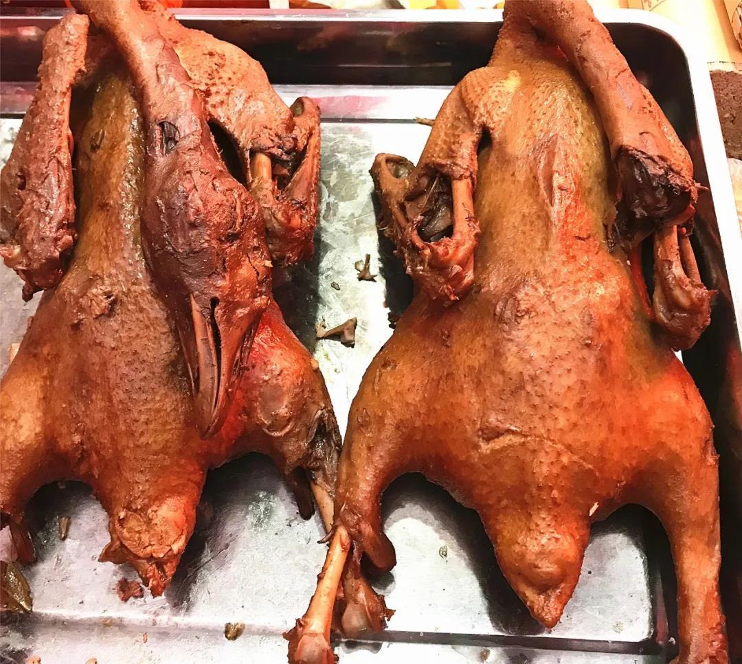 美 食在金福洞,生态美食更加令客人回味无穷,主要有金福洞呆头鹅(汤锅