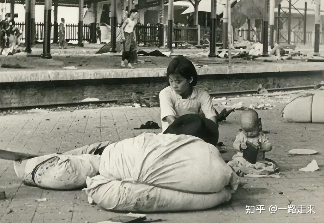 一张幼童坐在地上哭的照片,引起了世界愤怒,摄影师曾被日本通缉