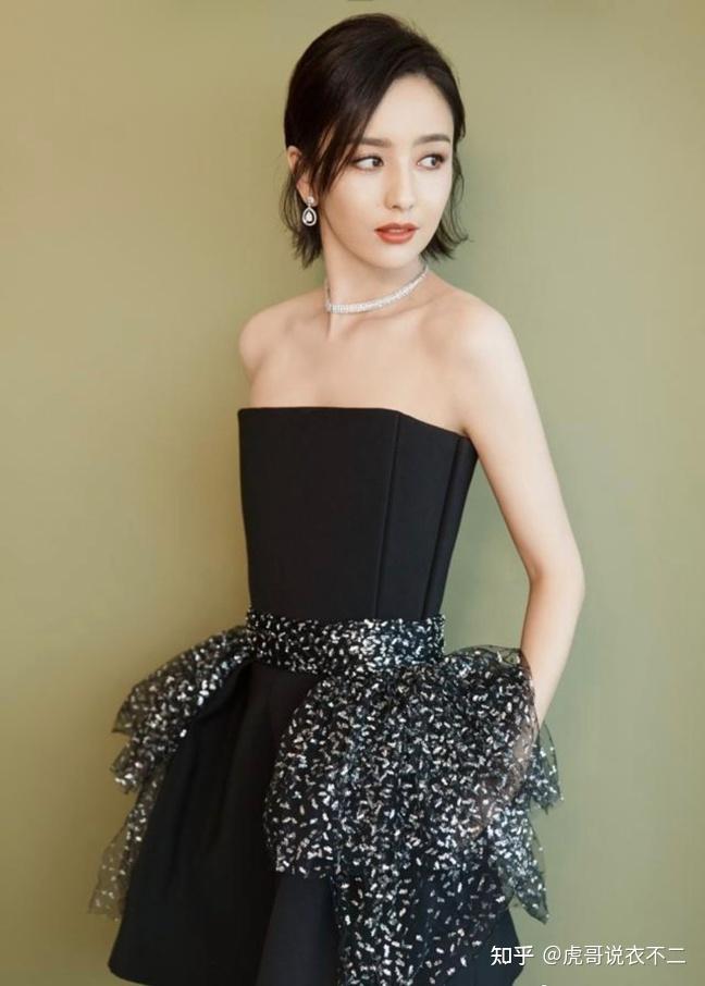 佟丽娅真是"绝世美颜",穿黑色抹胸连体裤真的好美,气质好优雅 - 知乎