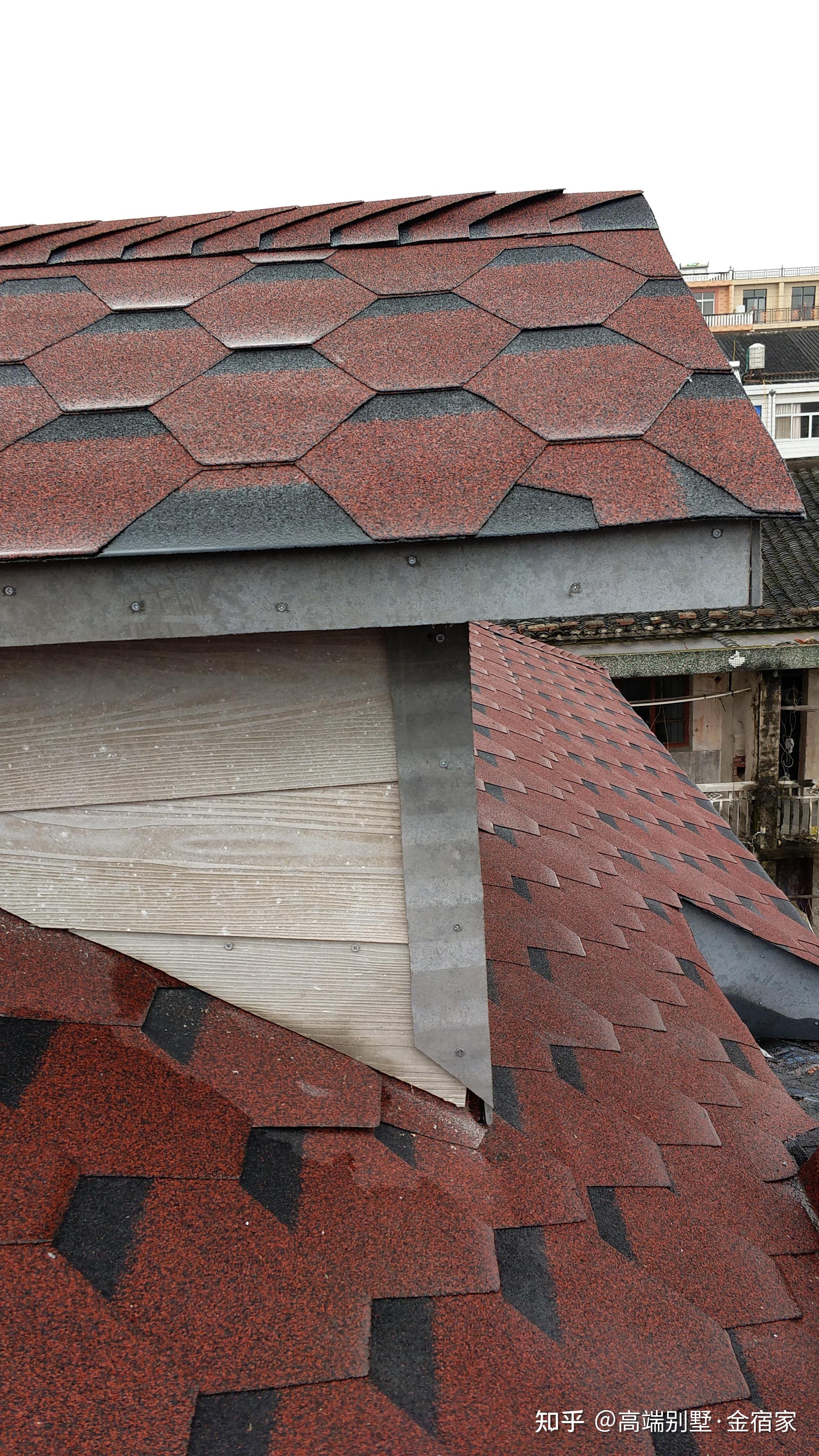 长侧边铺贴沥青瓦时,可以从繁琐地方先动工,使得沥青瓦上边在同一水平