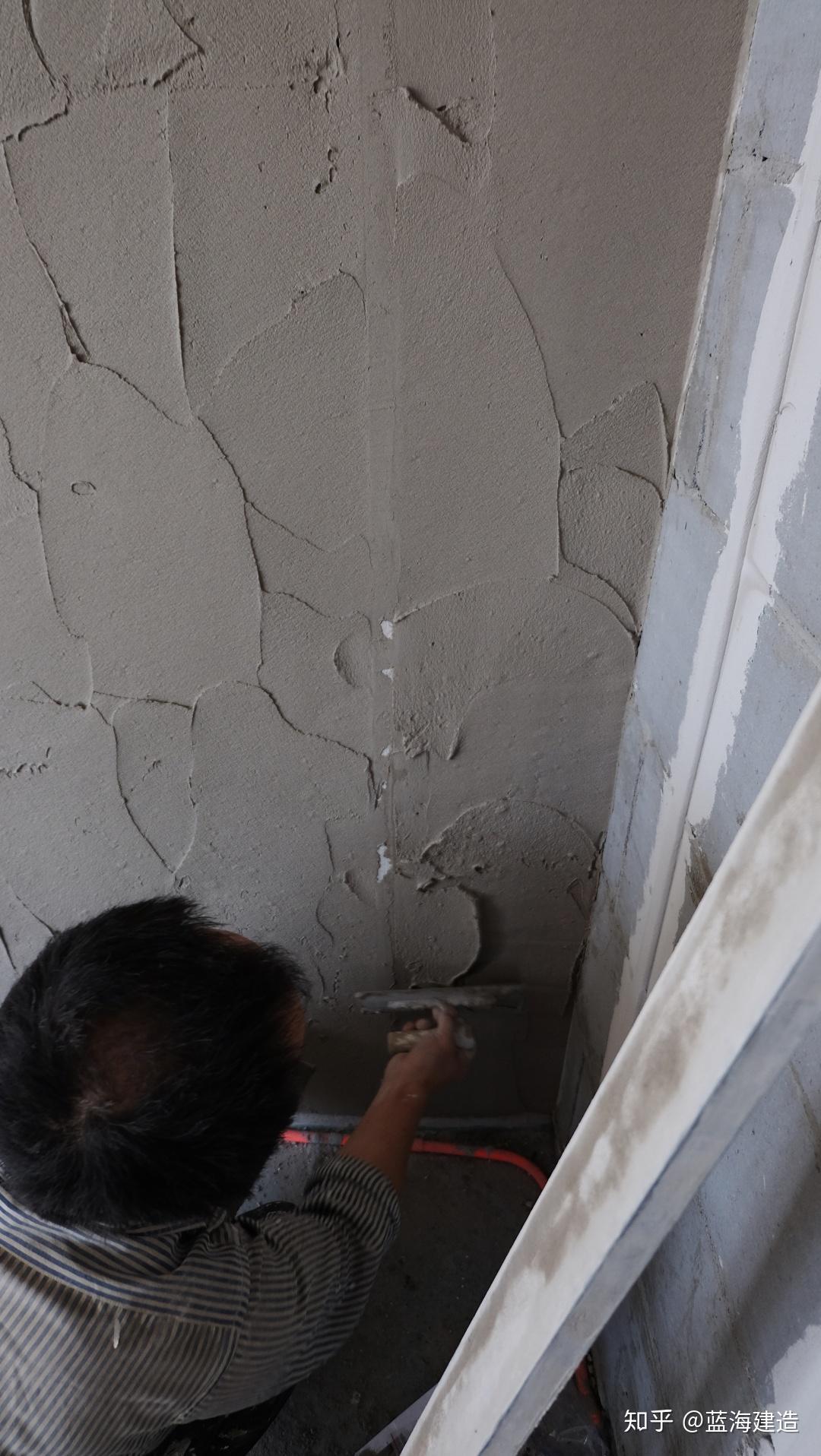 其成为90°的平整墙面,我们通常采用冲筋打点的工艺,相对石膏板找平